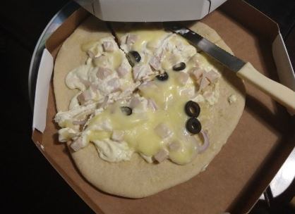 A rede de fast-food Subway foi obrigada a se pronunciar nas redes sociais após um de seus produtos arrancar gargalhadas na web desde a última terça (14). De tão desmantelada, a pizza entregue ao usuário Tiago Luiz, de 27 anos, chegou a ser comparada ao ano de 2020 e ficou o dia todo nos assuntos mais comentados do Twitter. 

"Isso aqui é a Pizza de vocês? Deu ate tristeza só de olhar. Isso foi na maldade e não um erro", escreveu Tiago em suas redes sociais. 
