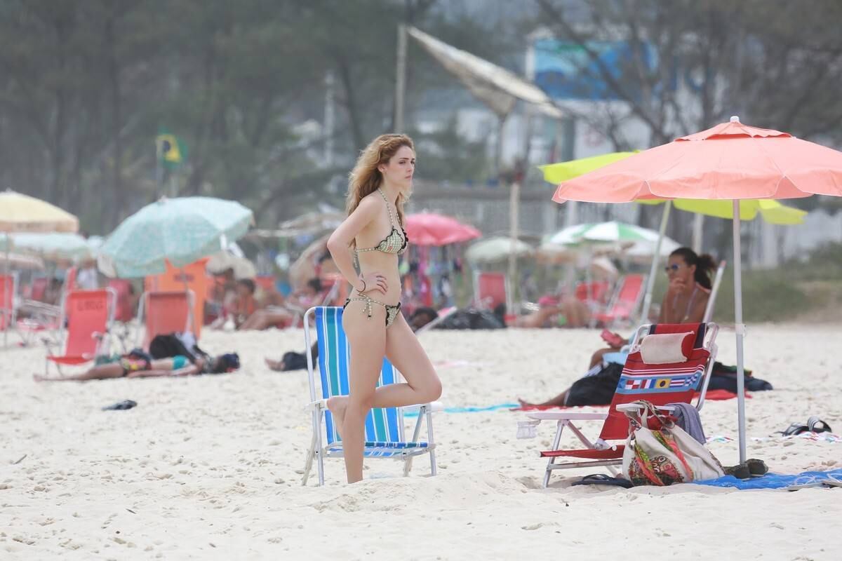 Isabelle Drummond e Jayme Matarazzo durante gravação de novela, na praia carioca do Recreio dos Bandeirantes, nesta quarta-feira (10)