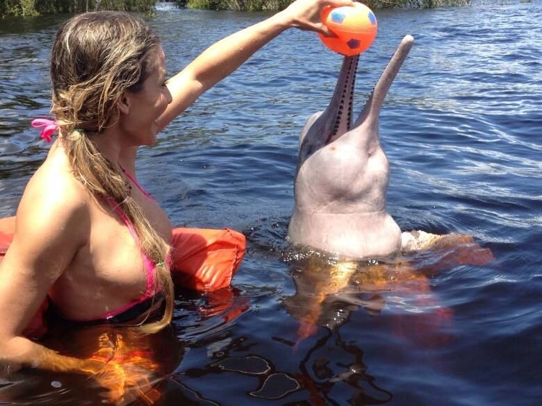 Janaina brincou feito criança com os botos.

— Ao ver o primeiro, com as bochechas rosinhas, vi minha infância, senti aquela liberdade de brincar sem medo, sabe? Queria abraçar todos os botos!