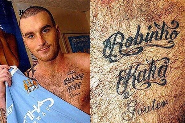 Esse rapaz é muito fã mesmo dos jogadores brasileiros. Tatuar o nome de Robinho e de Kaká no peito não é pra qualquer um, não