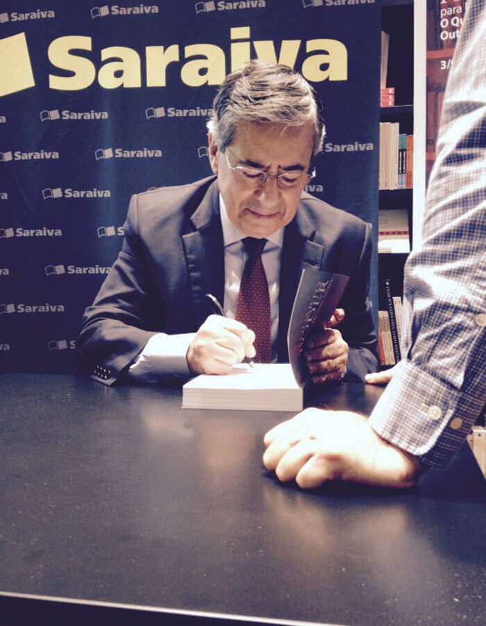 A narrativa traz ainda curiosidades, como por exemplo, quanto era o salário de Boni em seu auge na Globo.

— O relato apenas comprova que ele valia muito dinheiro e ele de
fato valia muito dinheiro