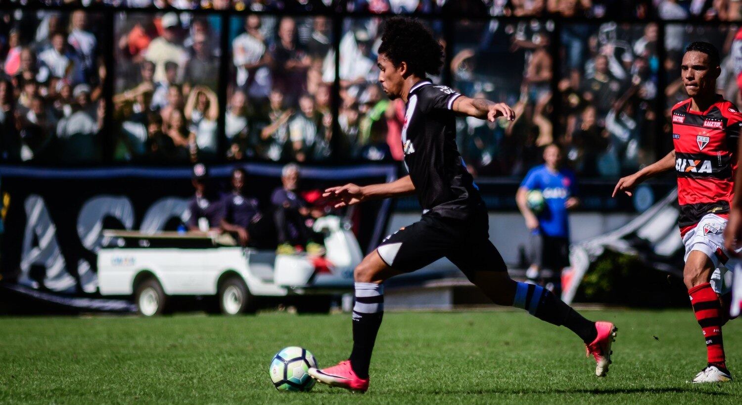 A revelação do Vasco Douglas, de 19 anos, já deixou o clube carioca. Ele segue rumo ao Manchester City, por 13 milhões de euros (R$ 45 milhões) e irá trabalhar com Pep Guardiola. Leia mais