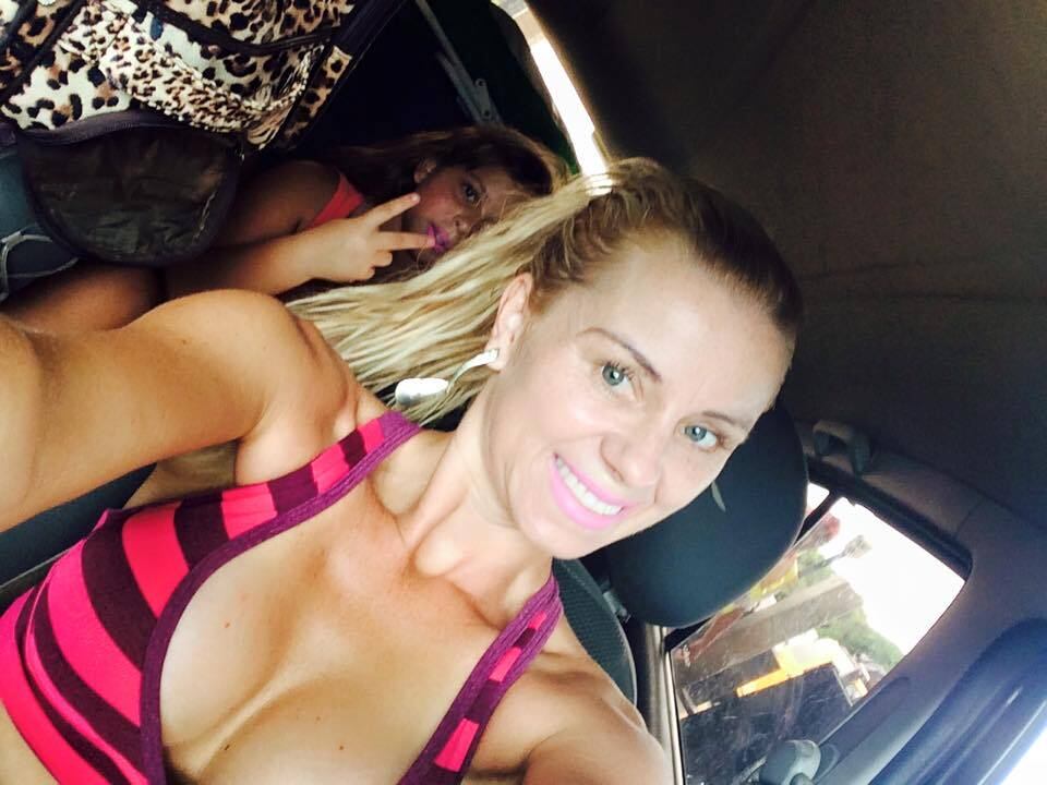 Segundo o salão Expert Beauty Center, Amanda Michele contratou os serviços de manicure, podologia, unhas de porcelana, decoração de unhas, cauterização capilar, sobrancelha de henna, maquiagem, megahair e escova