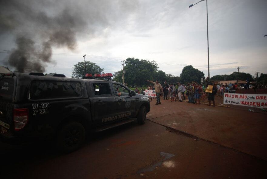 Indígenas Kaiowa, Guarani e Terena da reserva indígena de Dourados trancam rodovia contra PEC 215, que propõe mudanças na Constituição quanto à demarcação de terras indígenas (2015): 
