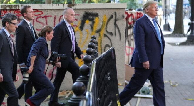 Trump deixa a Casa Branca após polícia dispersar protesto em Washington