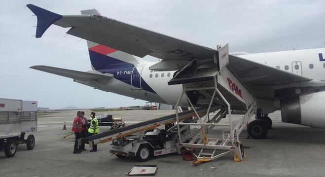 Uma das asas ficou danificada após o acidente, inutilizando o avião