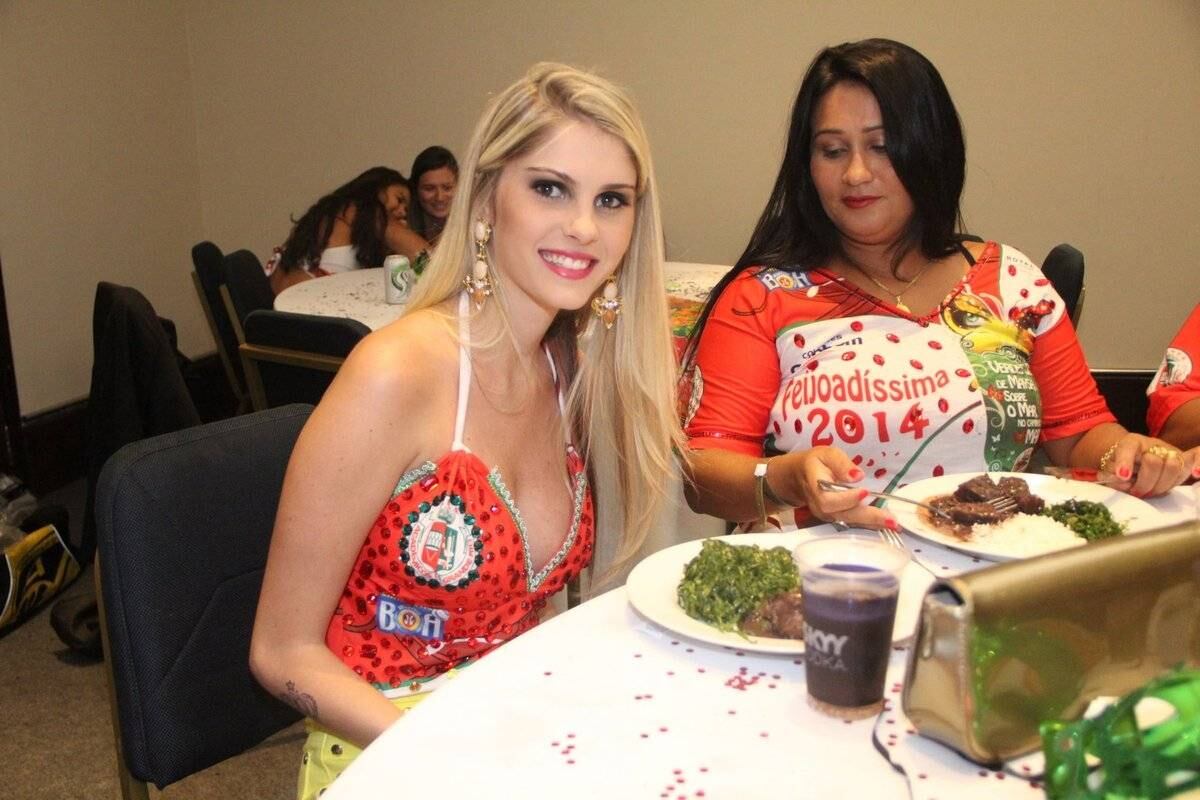 Bárbara Evans aparece com o prato cheio durante a feijoada