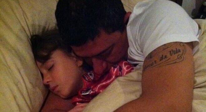 Na segunda-feira (2), um dia depois da morte do pai, Alissa fez um desabafo no Twitter