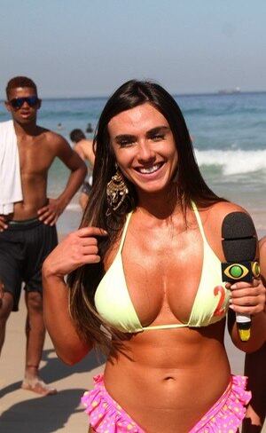 Nicole Bahls de biquíni na praia