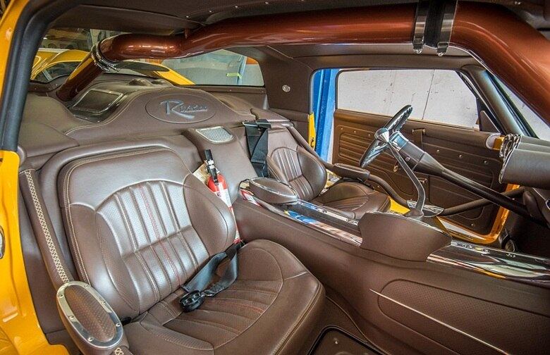 O
interior é revestido em couro e cromo, bem ao estilo dos anos 1960, década de fabricação do
carro
