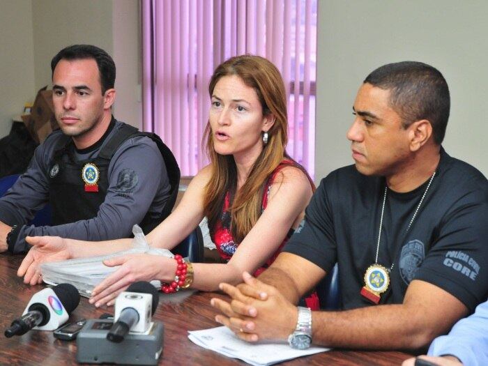 De salto alto e arma na cintura, a delegada Valéria Aragão, lotada na Delegacia de Crimes contra a Propriedade Imaterial, diz acreditar que o fato de ser mulher na polícia pode gerar benefícios. 





— Minha equipe nunca me deixa sozinha por um minuto. Às vezes, tenho que me desgarrar, mas quando vejo já tem dois policiais do meu lado. É um privilégio de mulher. Se eu fosse um homem, não seria assim. Fora que as pessoas confiam muito em uma mulher, confiam na disciplina e na sobriedade da mulher