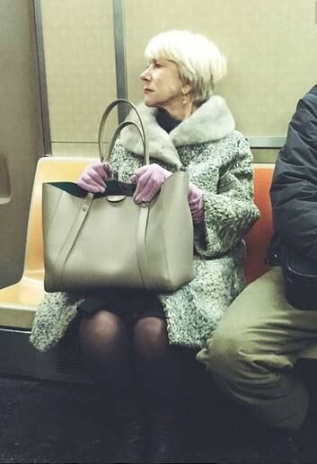 Helen Mirren foi vista usando o metrô de Nova York. O registrou foi feito por um fã e fez sucesso nas redes sociais