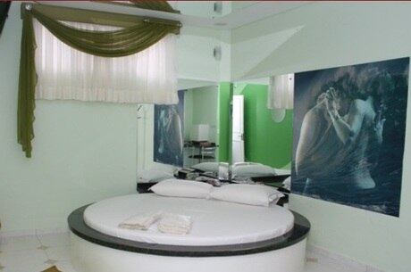 Casal ficou ferido após espelho de teto cair
