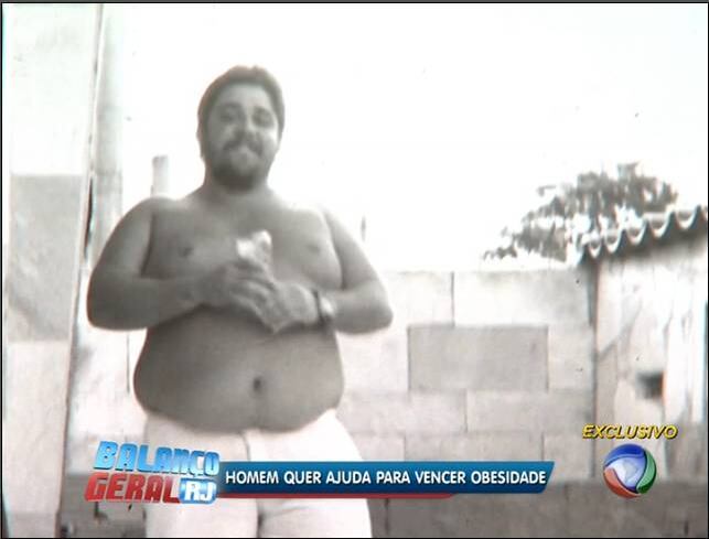 Há cerca de dez anos, a mãe de João, dona Maria, dedica a vida a cuidar do filho.
— Eu tenho que cuidar dele, da perna dele, e  eu já não tenho mais forças. É muita luta lidar com ele. O sofrimento dele é grande e o meu é maior ainda 
