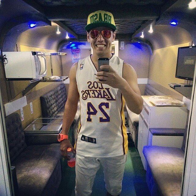 
O caso está sendo investigado pelo
delegado Marcelo Manna, que não descarta ainda nenhuma hipótese.
Amigo de longa data de Paulinho, Cássio Marques de Oliveira, o
“Cassinho”, viu o DJ pela última vez no domingo. Ele nega que o
artista tivesse algum caso com uma mulher casada.

— Não tinha envolvimento não.
Isso é boato. A gente se encontrava muito, quase toda noite a gente
ia embora junto, não tinha isso

