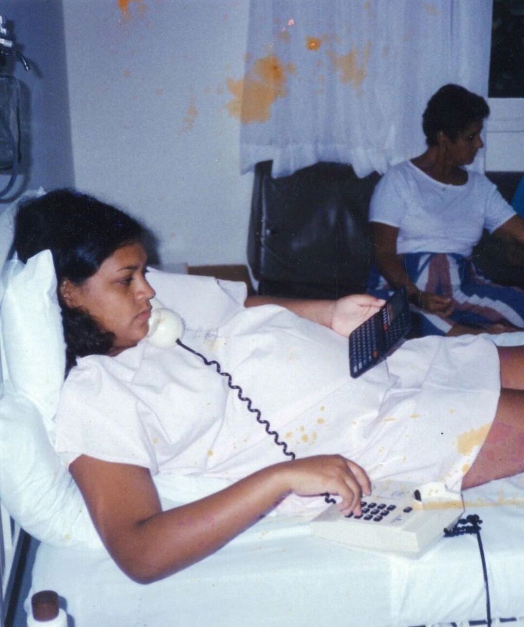 "Cheguei lá, minha sogra amada e meu sogro estavam nos esperando. Me internei e calmamente liguei pra minha família (detalhe da agenda eletrônica que era super moderna na época) pra avisar que @franciscogil ia nascer"