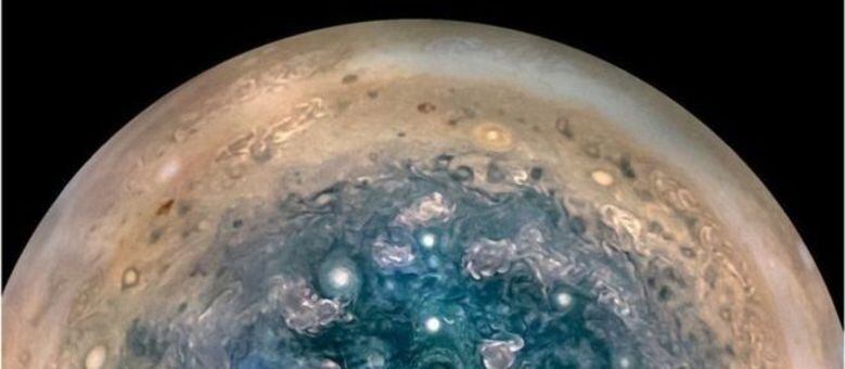 E o que mais os deixou perplexos até agora foram as gigantescas "tempestades" registradas nos polos dos planetas