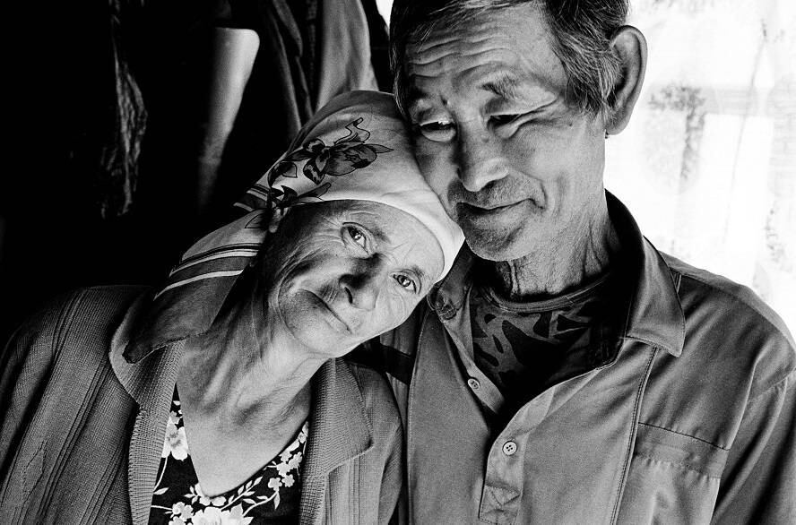 O impacto dessa situação é enorme e pode prejudicar comunidades inteiras.
Um homem vindo da Coreia do Sul para viver um romance com uma mulher ucraniana está no país há mais de uma década sem poder registrar sua união, já que não possui documentos oficiais. Para os casais que têm filhos, a situação é ainda mais complicada