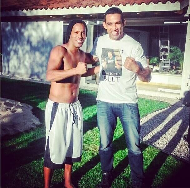 Para continuar com a vida social, então, Ronaldinho mudou os planos...