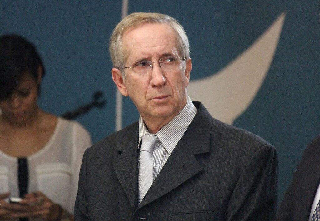 Poucos dias depois do escândalo com o secretário João Carlos Souto, o secretário de Educação, Júlio Gregório (foto), se envolveu em uma confusão parecida. O celular funcional de Gregório foi usado para enviar um "nude" para o grupo do governo