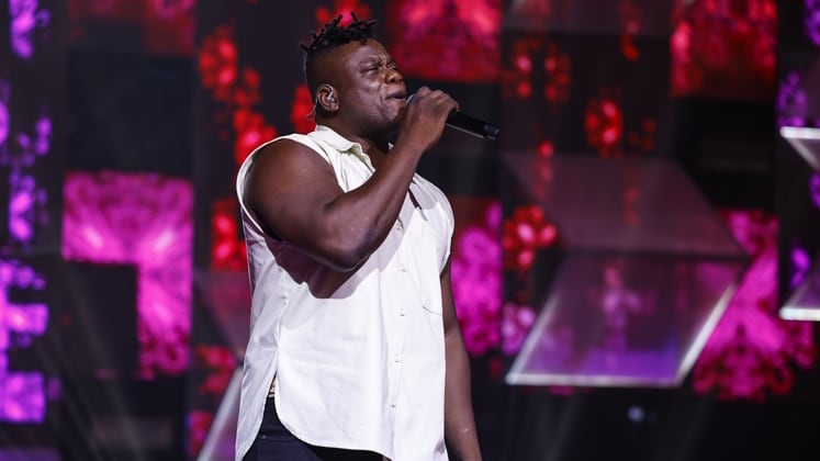 O músico carioca Cris Lourenzo, de 47 anos, viu no Canta Comigo 5 a oportunidade para mostrar todo seu talento. No palco da atração, o candidato homenageou a cantora Alcione cantando A Loba e deixou 99 jurados impressionados com sua potência vocal. Dessa forma, conseguiu se classificar na semifinal do reality
