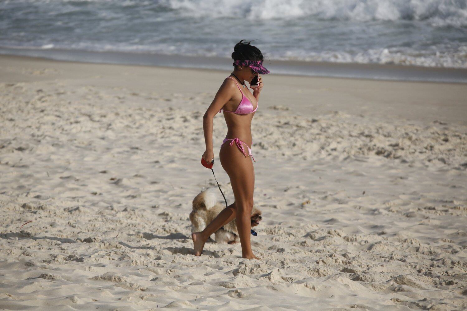 Munik mostra suas novas próteses de silicone em dia de praia no Rio