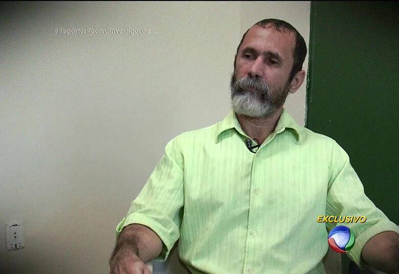 Jéssica,
a primeira vítima, é citada como uma adolescente do mal em alguns capítulos. Segundo
Jorge, todos se alimentaram da carne, como se fosse um ritual de purificação. Em
depoimento, ele confirmou que escreveu o livro baseado na morte de Jéssica

• VÍDEO: Canibais de Garanhuns contam detalhes de como matavam e consumiam a carne das vítimas
• No R7 Play você assiste ao Repórter Record Investigação quando e onde quiser. Experimente!
