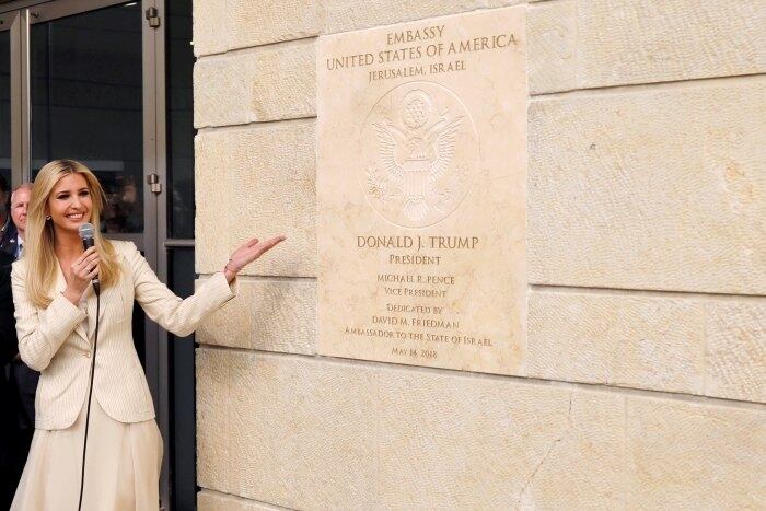 Ivanka Trump revelou a placa de selo e dedicação para embaixada
