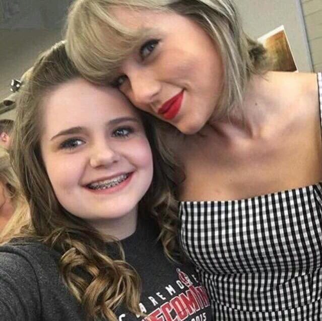 O visual platinado deu espaço ao cabelo natural de Taylor Swift