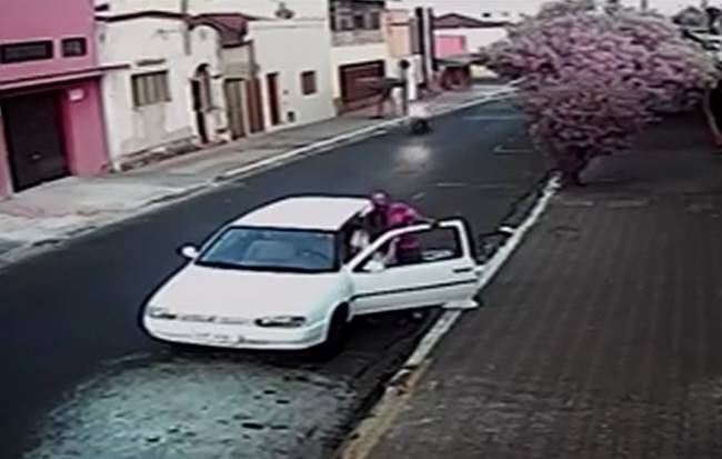 Com a divulgação do caso, a polícia conseguiu identificar o carro usado
na ação. O veículo estava com a mulher do suspeito. Ela foi levada para a
delegacia, mas o marido havia desaparecido. Cerca de cinco horas depois, a
mulher recebeu uma ligação que ajudou a polícia a localizar o suspeito. Westerley
Fernando da Silva Araújo, de 23 anos, foi detido na madrugada de quarta-feira
(21)