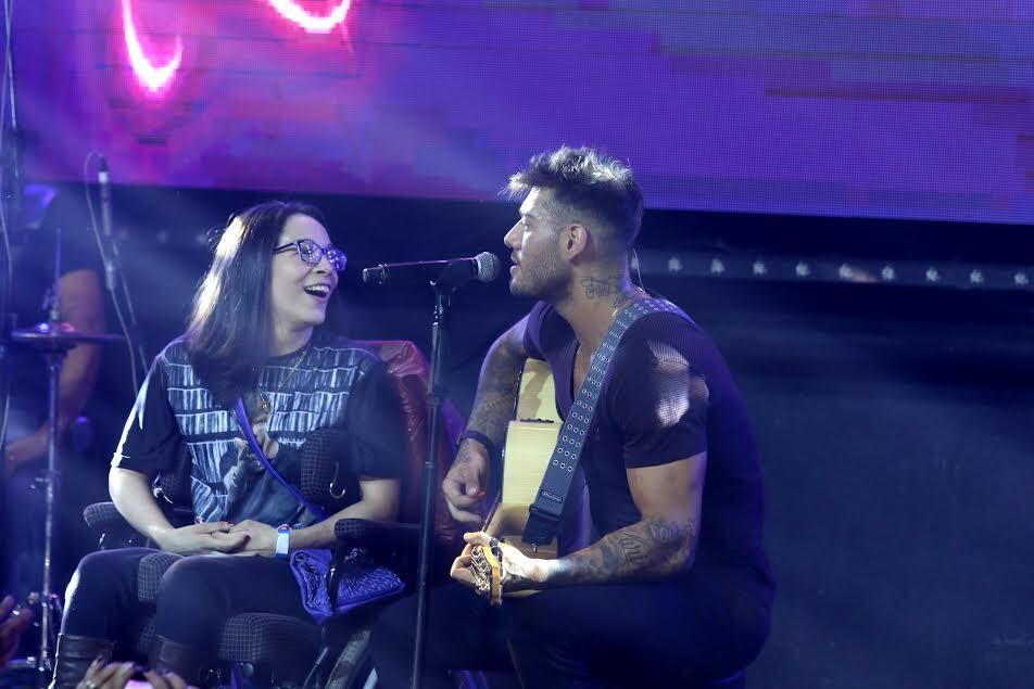Ela não foi a única a subir ao palco com Lucas Lucco. Outra fã também realizou o sonho de ficar ao lado do ídolo