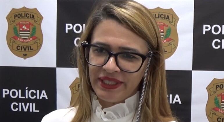 A delegada Aparecida Janducci deu
mais informações sobre a investigação: "Ela começou a enviar [o conteúdo
pornográfico], a família descobriu o que estava acontecendo e registrou [o boletim de ocorrência]",
disse. Com o suspeito, a polícia encontrou três celulares, que mostravam que
ele compartilhava o material com outros homens.


O Fala Brasil vai ao ar de
segunda a sexta, às 8h40; e aos sábados, a partir das 7h35, na tela da Record TV. 