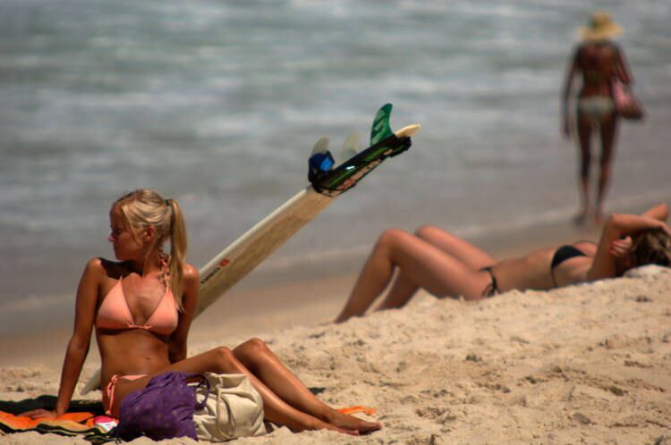 A loirinha exibiu barriga sequinha em Ipanema