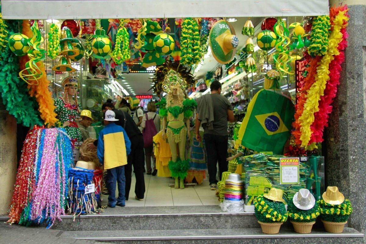 Vitrines no centro de São Paulo apostam no verde-amarelo