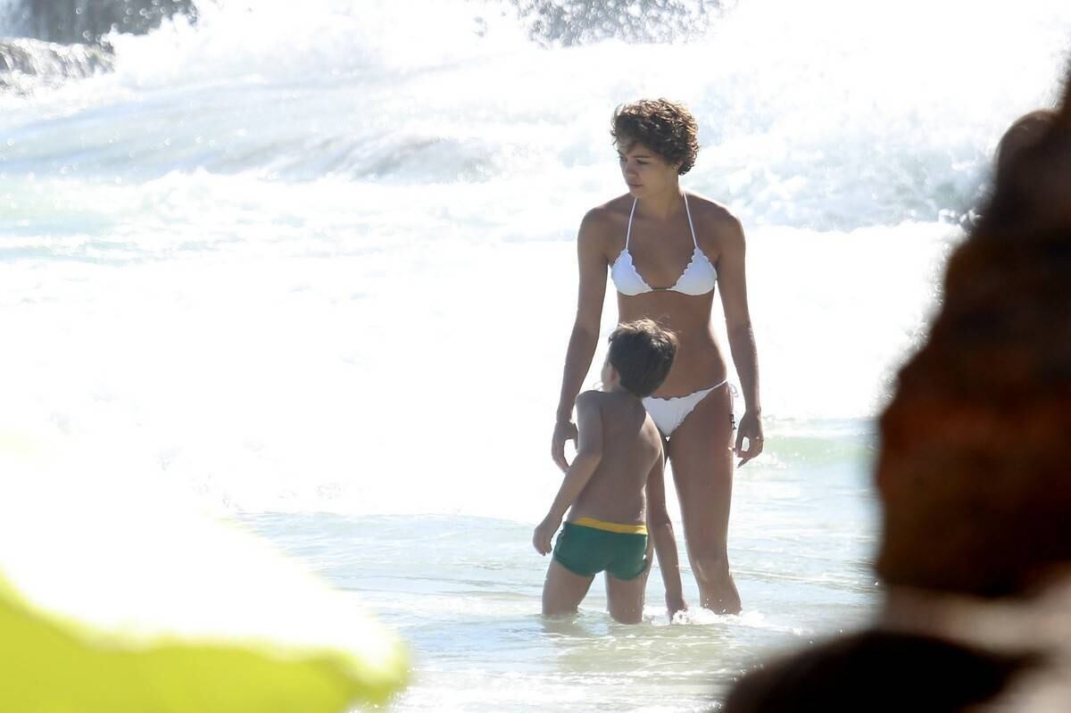 Sophie Charlotte e Daniel de Oliveira se divertem em praia com a família