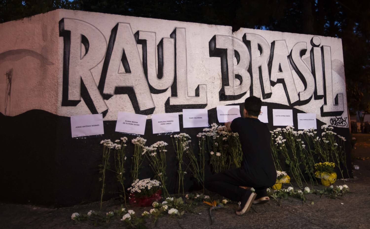 Em 13 de março de 2019, dois ex-alunos matam oito pessoas, a maioria estudantes e funcionários, em um colégio de Ensino Médio na cidade de Suzano, em São Paulo. Ambos se suicidam na sequência