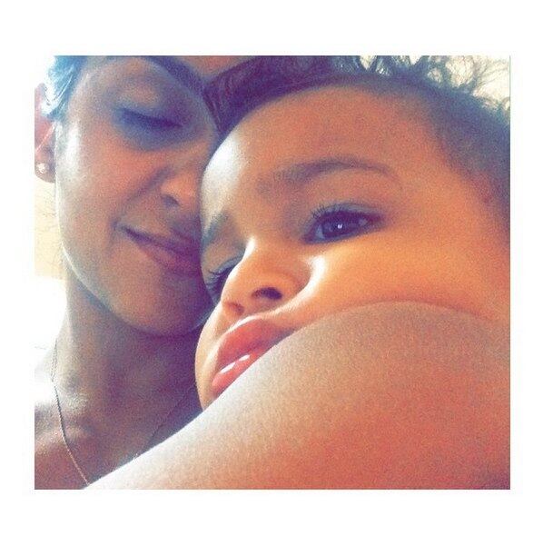 Renata Fontes, ex-namorada de Adriano Imperador, mostra nas redes sociais que é uma mamãe coruja e gosta de paparicar a filha Lara, de um ano, fruto do seu relacionamento com o jogador 