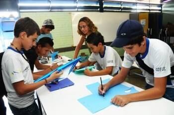 Assim, cada vez mais estudantes e instituições de ensino se preocupam com a revisão dos conteúdos e promovem programas de ensino direcionados para o Enem
