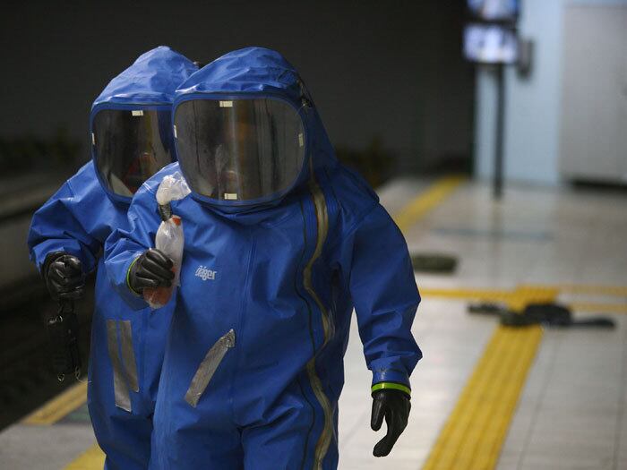 Policiais civis, militares, bombeiros e alunos do Cogest (Curso de Capacitação de Operadores em Segurança de Grandes Eventos e Segurança Turística) simularam situações de risco no metrô do Cantagalo, na zona sul do Rio de Janeiro. Uma das atividades desenvolvidas foi o manuseio de armas químicas. Leia mais

