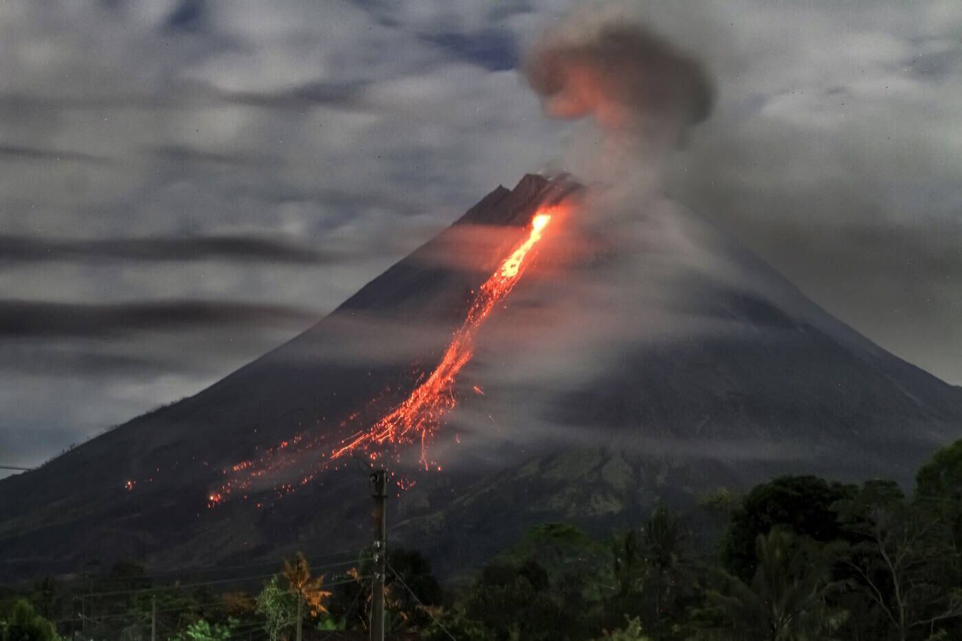 O vulcão Merapi, localizado na montanha de mesmo nome na Indonésia, continua em erupção e despeja um "rio de lava" nesta sexta-feira (7). Apesar de ser um espetáculo, o fenômeno natural ameaça as cidades próximas, já que a corredeira de lava já alcançou 1,5 km de distância. Essa foto foi feita na vila de Tunggularum, na Ilha de Java