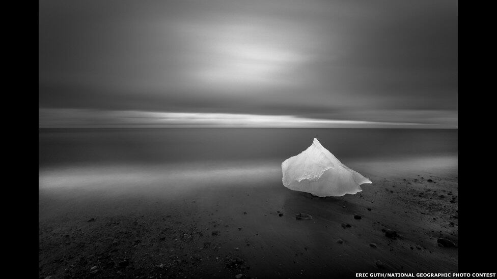 Eric Guth clicou esta imagem na costa leste da Islândia durante uma exposição de quatro minutos com o auxílio de uma lâmpada devido à escassa luz nesta época do ano no país