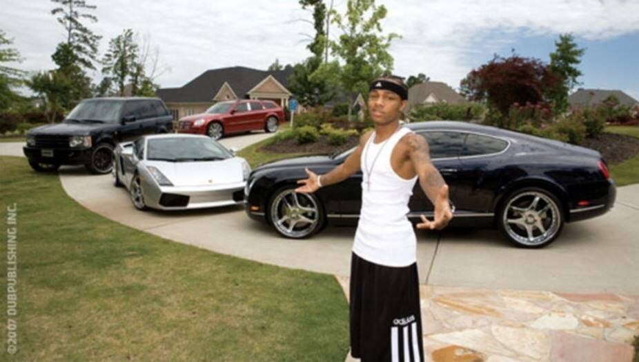 Na falta de um carrão, Bow Wow possui três, são eles: Bentley Continental GT, Lamborghini Gallardo e uma Range Rover Sport