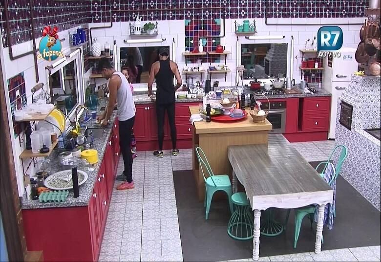 JP não acreditou que Bimbi rasparia o cabelo caso pegasse piolho.

— Eu pago pra ver!

+ Assista ao vídeo aqui
+ Li diz para JP sobre traição: "Se a gente não sabe, não dói"
+ Douglas pede desculpas para Rebeca mas avisa: "Vou pedir desculpas, mas eu quero ela"
+ Quelynah fala sobre crise de depressão e revela ter medo de Douglas: “Eu acho que ele bate, pode até ser em mulher”
+ “Erros” de Douglas e “jogo” de Marcelo são temas de Luka e Rebeca
+ Douglas Sampaio revela que falhou na primeira vez: "Foi horrível. Eu fiquei com medo"
+ Douglas e Rayanne dividem o mesmo chuveiro e esbanjam muita beleza na noite deste domingo (25)

