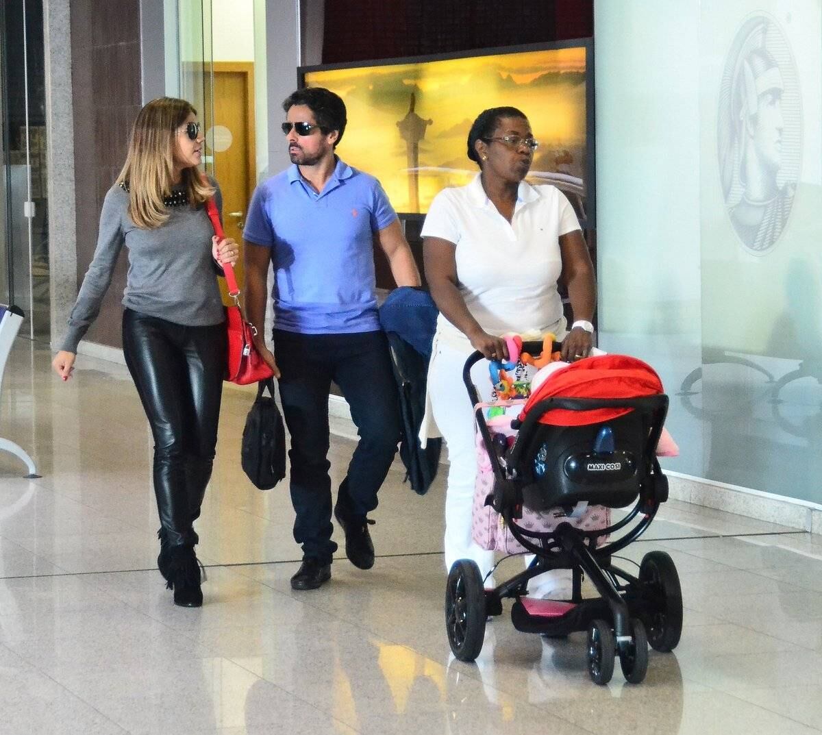 Nívea Stelmann passeia com o marido Marcus Rocha e a filha, Bruna, pelo aeroporto do Rio
