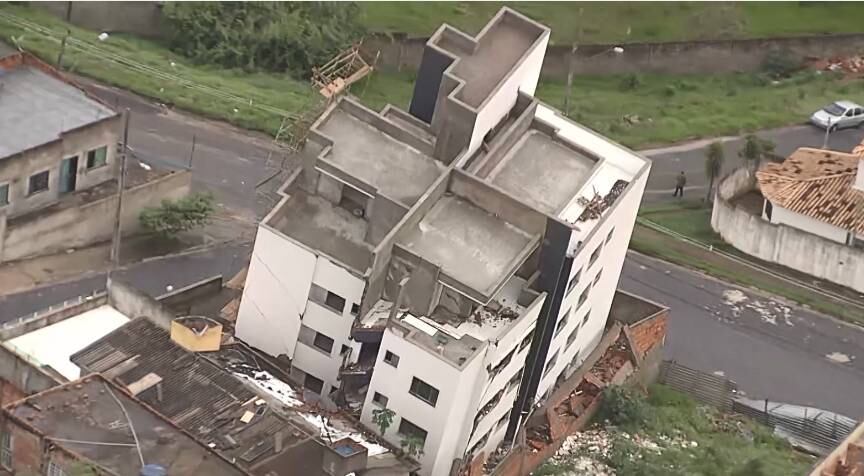 Prédio tombou em Betim (MG) e corre risco de desabar
