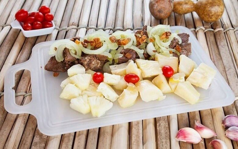 Mercearia do Lili
Prato - Capa do Lili: capa de filé com alho, cebola, mandioca e pedaços de abacaxi.
Endereço: rua São João Evangelista, 676 - Santo Antônio