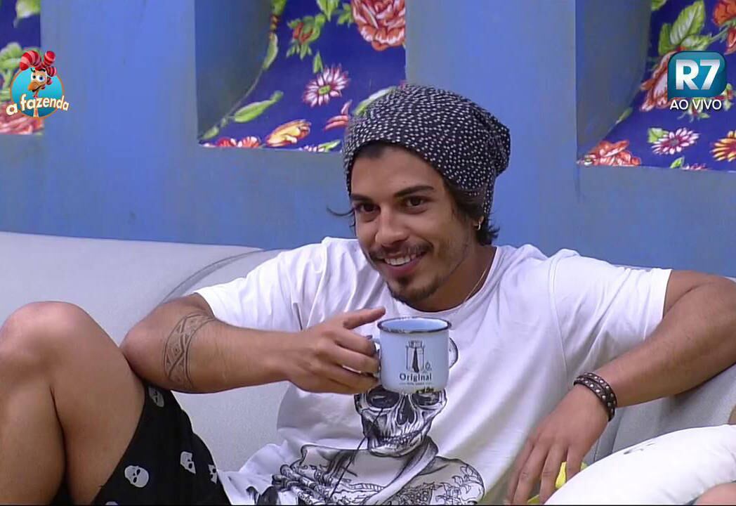 Douglas Sampaio conversou com Thiago Servo na tarde desta quinta-feira (15) sobre seus sonhos com Rayanne Morais na sede de A Fazenda. Douglas já deixou claro seu desejo de ter um relacionamento com ela, porém, a peoa afirmou que os dois são apenas amigos e que ela está fechada para o amor 

+ Quem deve ficar em A Fazenda? Clique aqui e vote quantas vezes quiser
+ Mara faz xixi na grama e grupo é punido mais uma vez
+ Veridiana diz: "Se eu voltar, vou nadar pelada, só com os peitinhos de fora"
+ Veridiana veste o sutiã na frente de Marcelo Bimbi
+ Mara Maravilha volta como a Fazendeira da Semana e faz promessa para os peões
+ Mara Maravilha vence prova e é a nova Fazendeira
+ "A casa inteira está contra ela. Eu vou ser mais uma no meio da multidão?", Minerato defende Mara Maravilha
+ Ana Paula vacila na hora de trocar a roupa e mostra demais
+ Ovelha lembra do dia em que Veridiana o chamou de velho safado  
+ Luka ensaia discurso para Marcelo Bimbi: "Tu é traidor, rapaz"
