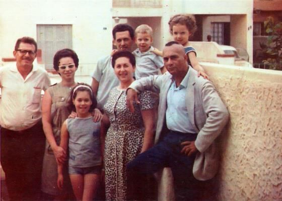 Clara Charf (ao centro) em foto com Carlos Marighella (direita)