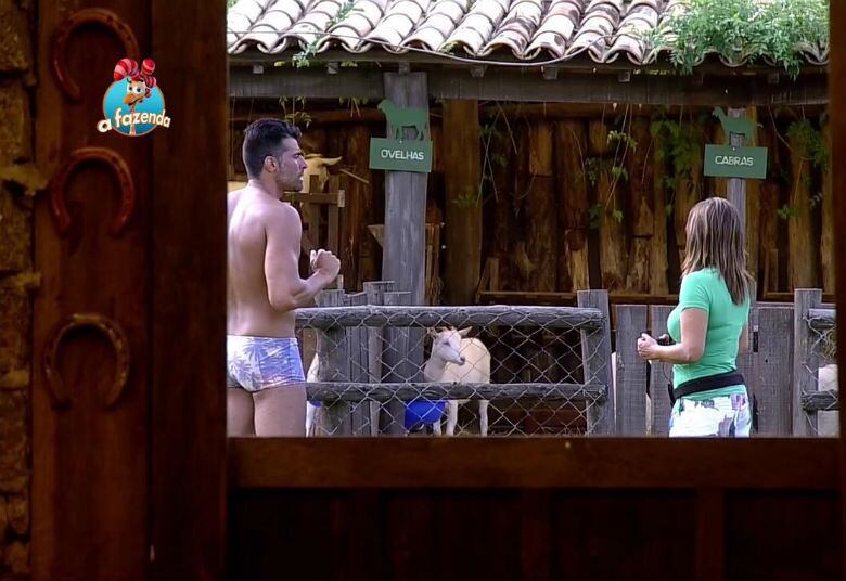 Mara Maravilha falou com JP que é incapaz de votar em
Quelynah, pois, votando, seria incoerente

+ "Eu não sou figuração em A Fazenda", exclama Luka a Ana Paula Minerato
+ Carla coloca Luka contra a parede: “Foi o seu cocô que entupiu o banheiro, não foi? Fala a verdade!”
+ Em tom de brincadeira, Luka se oferece para tirar o sutiã de Mara Maravilha

