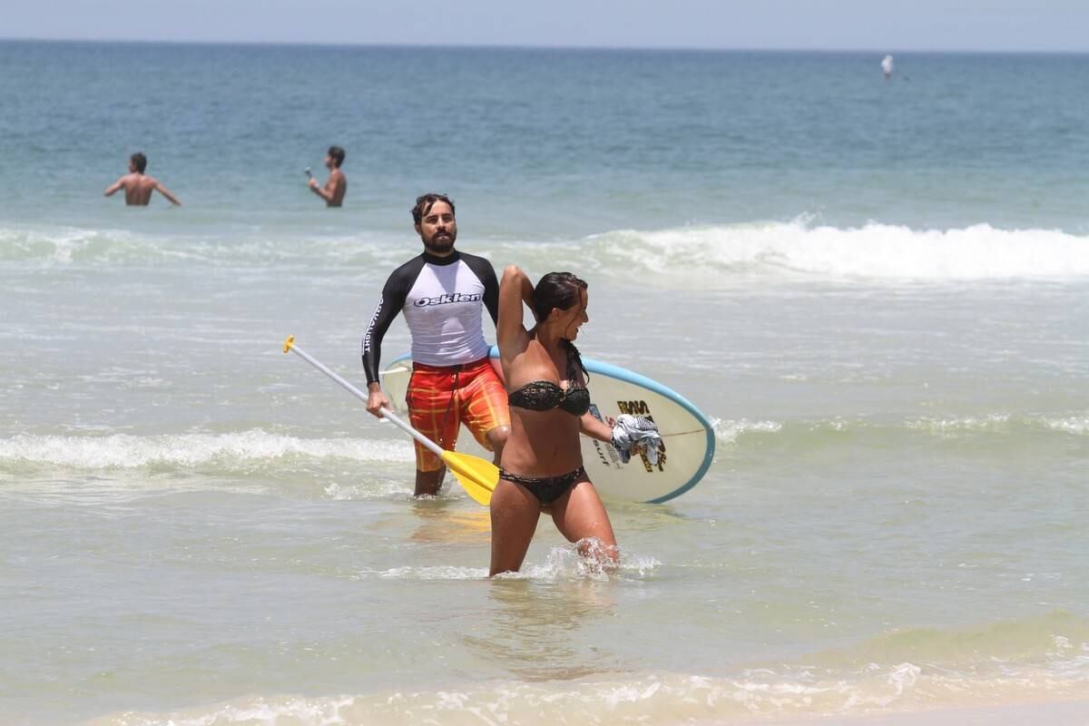 Bruno Gagliasso e Ricardo Pereira praticam stand up paddle na praia da Barra da Tijuca, no Rio